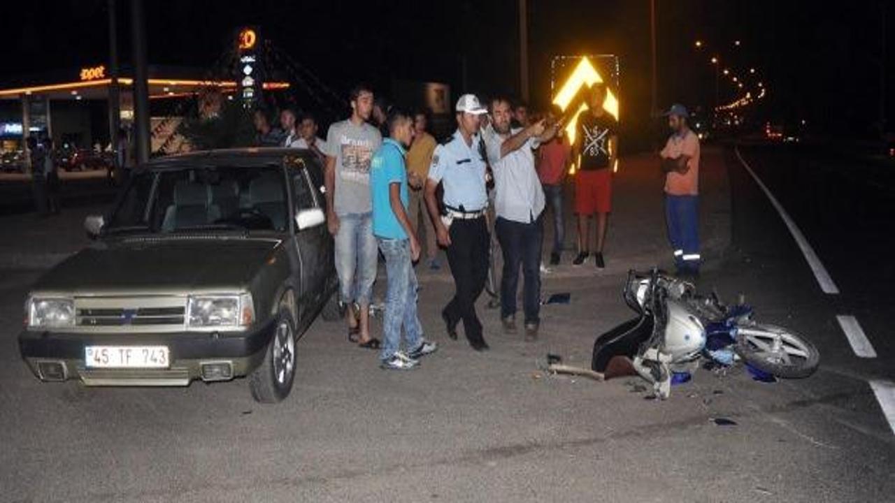 Turgutlu'da otomobil ile motosiklet çarpıştı: 1'i ağır 2 yaralı
