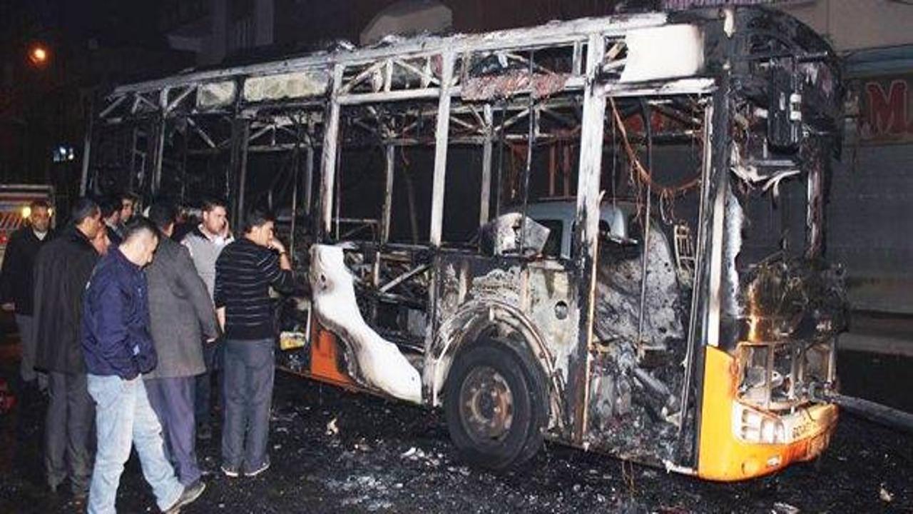 300 kişilik grup dehşet saçtı! Otobüsü yaktılar
