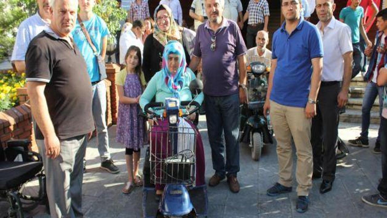 Oltu'da 6 engelliye akülü araç dağıtıldı