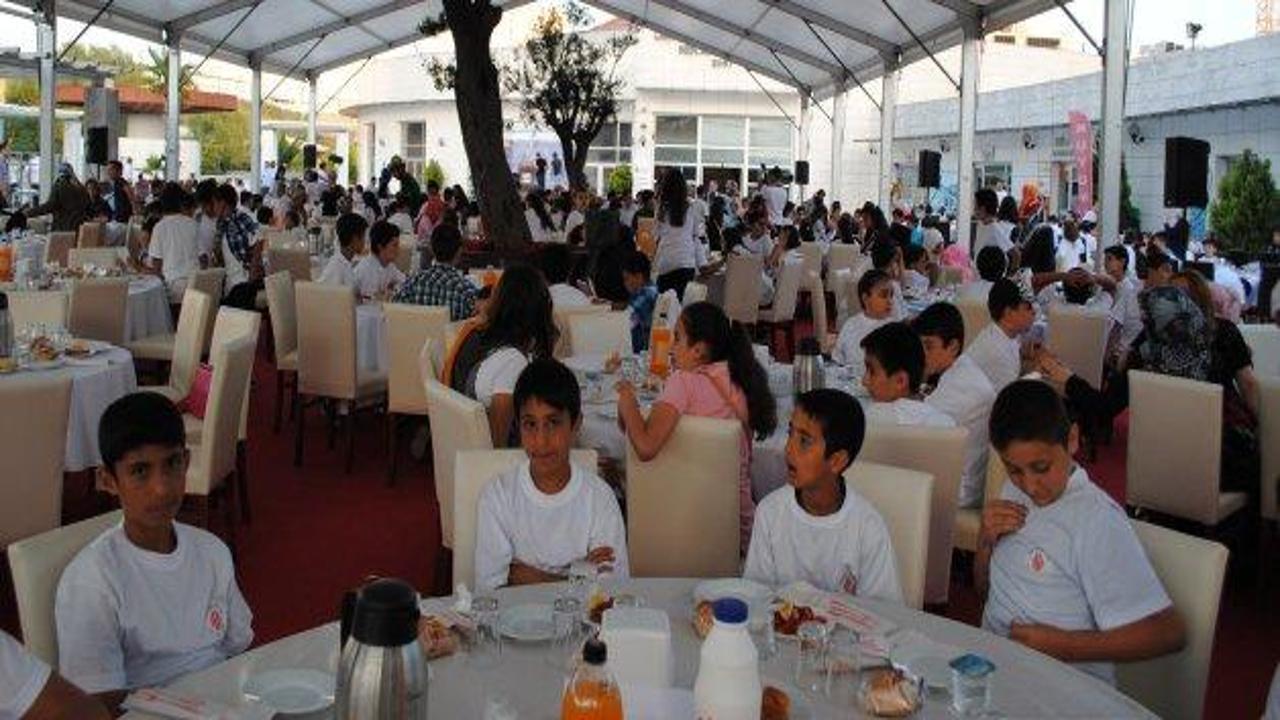 500 &ccedil;ocuk aynı masada oru&ccedil;larını a&ccedil;tı