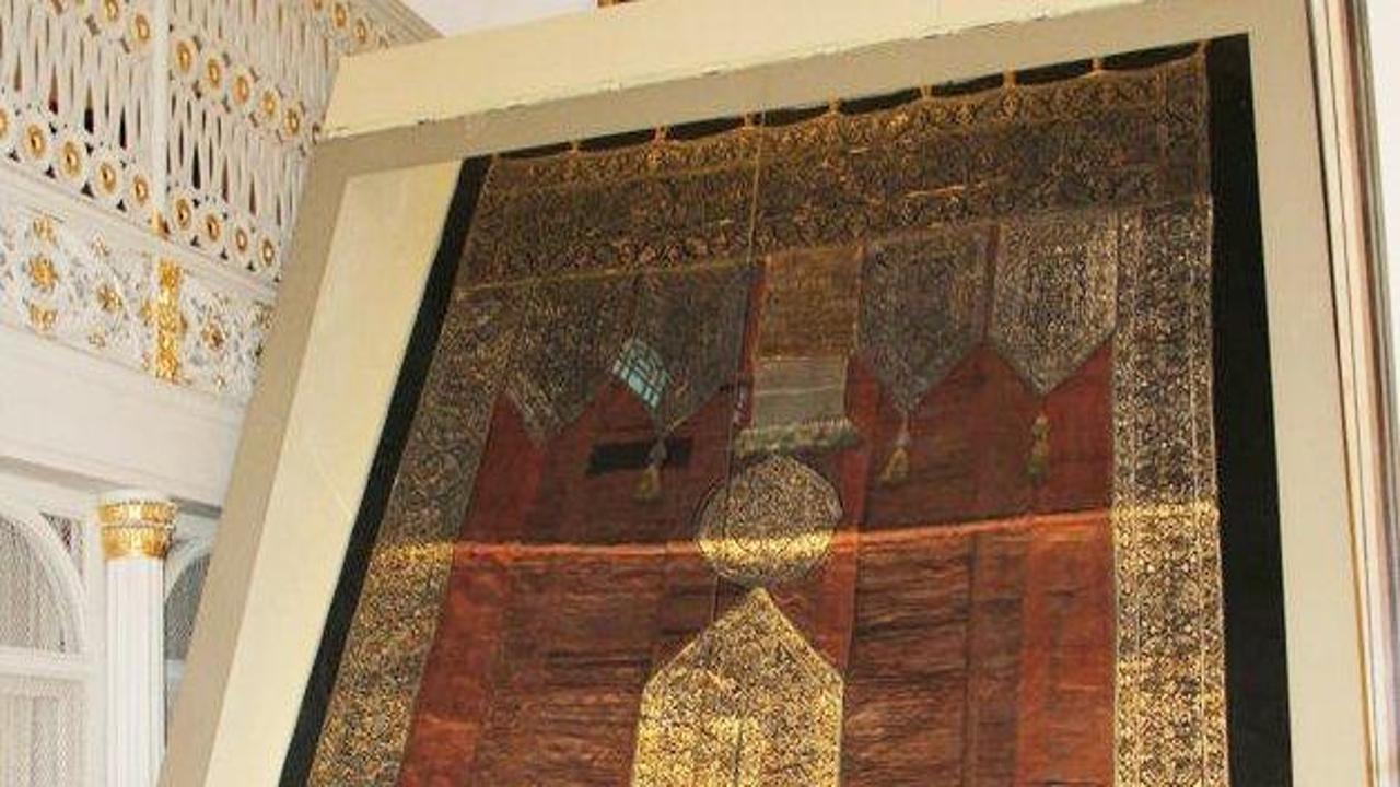 500 yıllık Kabe örtüsü Ulu Cami'de sergileniyor