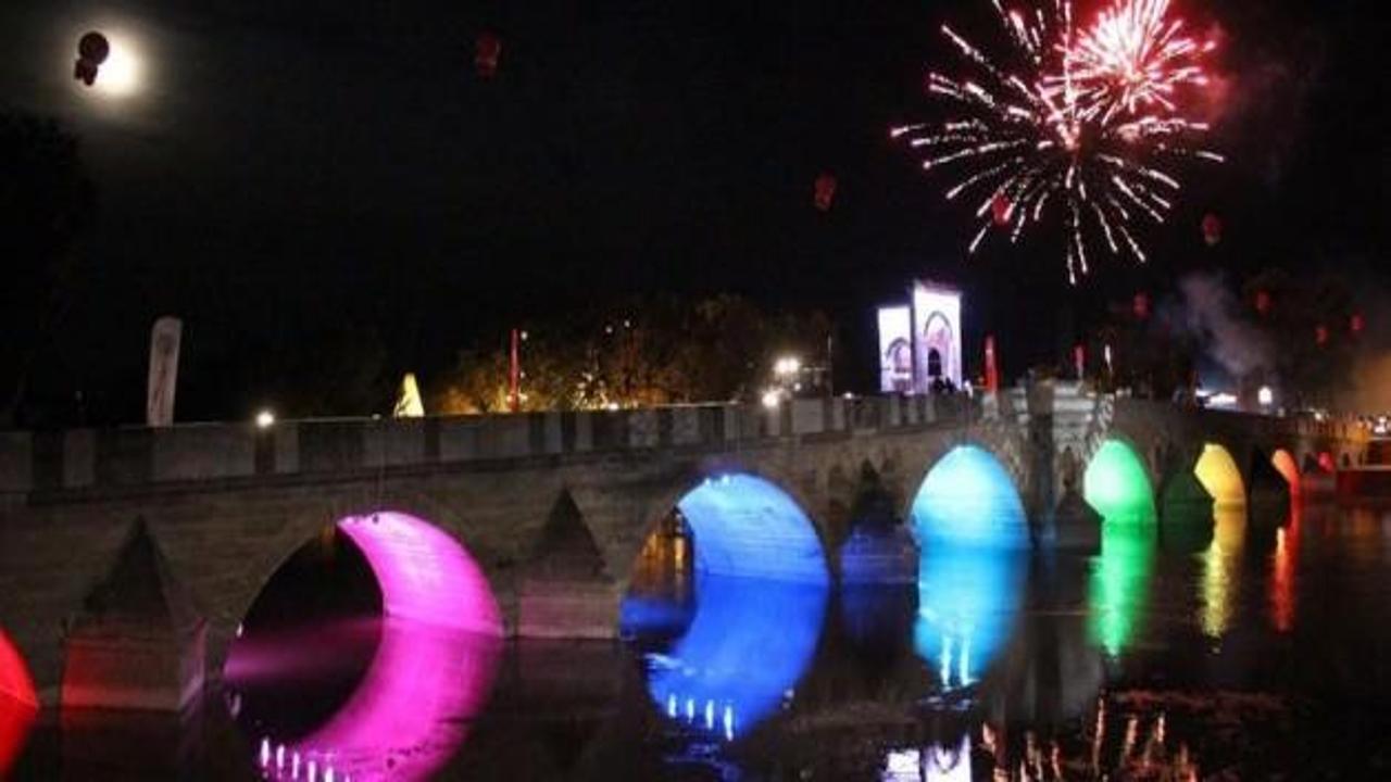 500 yıllık tarihi Tunca Köprüsü aydınlatıldı