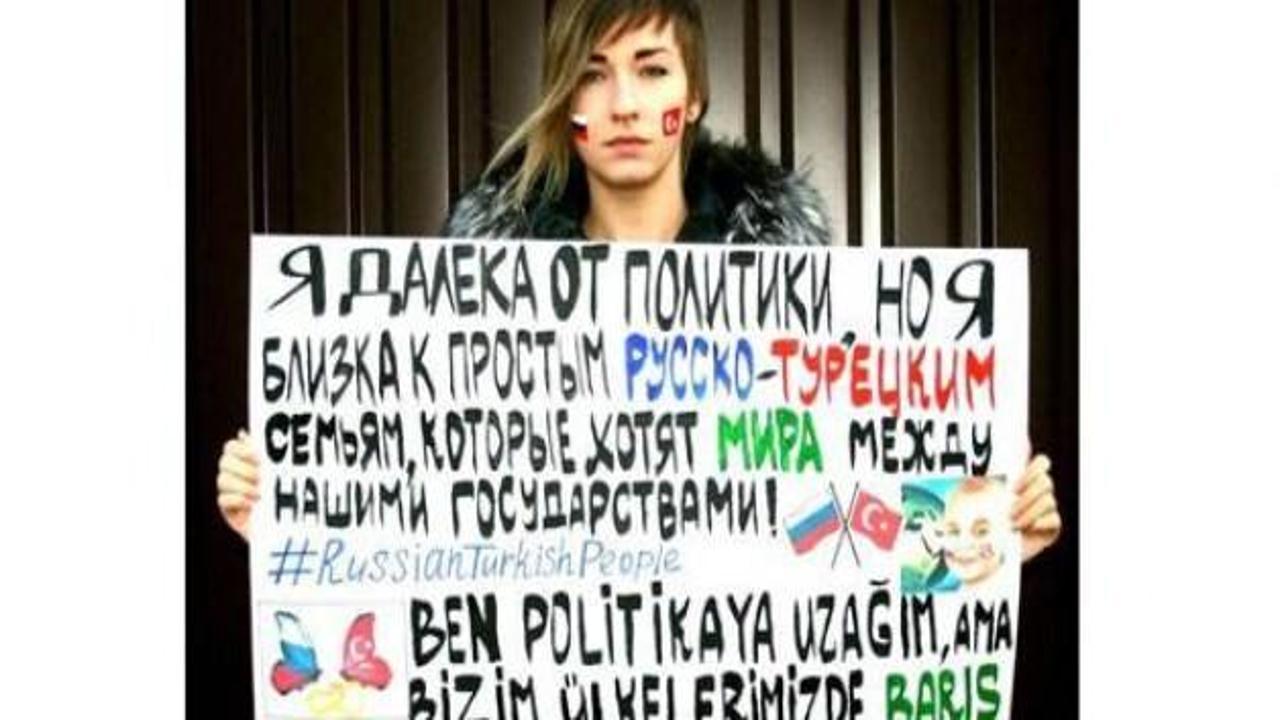 Rus şarkıcı Türkçe pankart açtı!