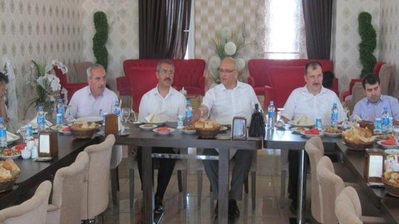 Turhal Kaymakamı Kadiroğlu'na veda yemeği verildi