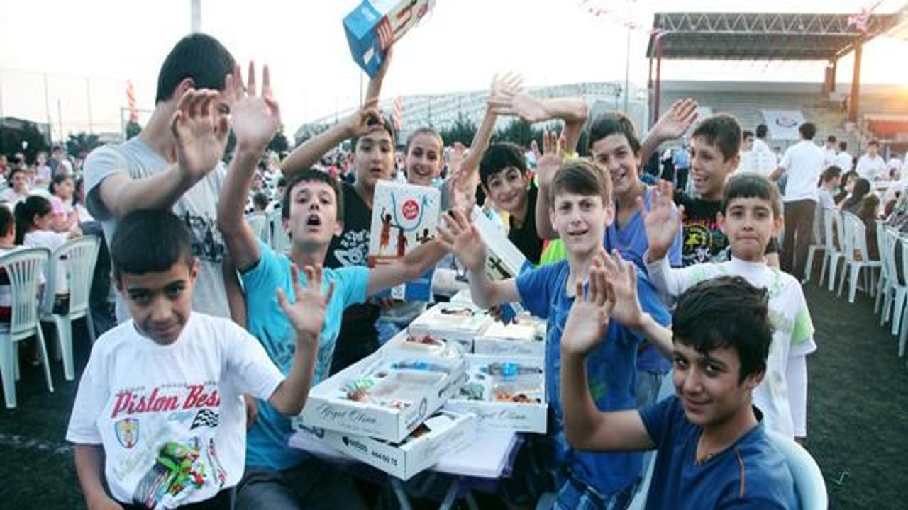 6 bin çocuk aynı sofrada iftar açtı