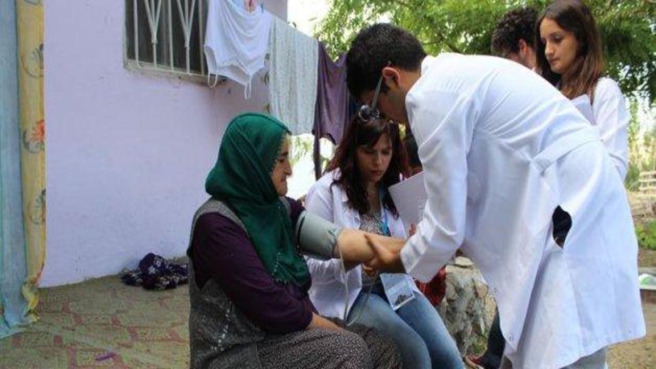 75 tıp öğrencisi köyde sağlık taraması yaptı