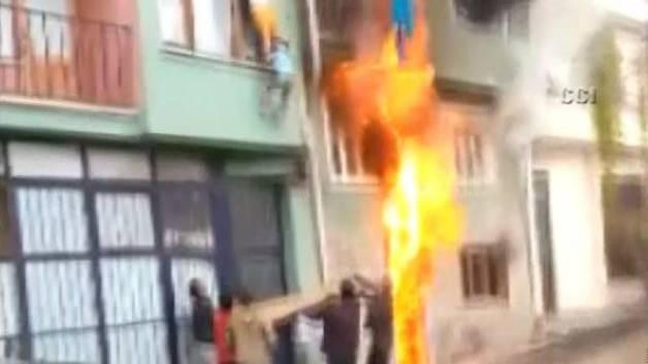 7 yaşındaki &ccedil;ocuk alevlerin arasından atladı!