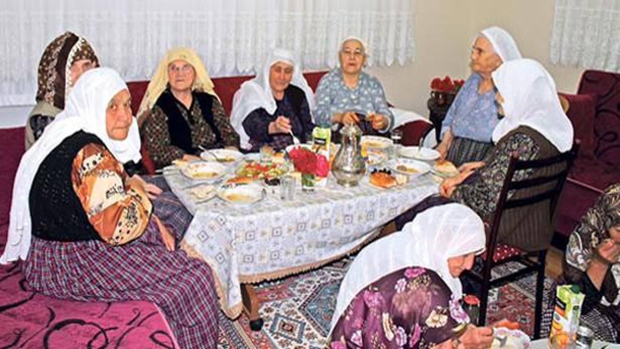 80'lik nineler yıllar sonra iftar sofrasında buluştu