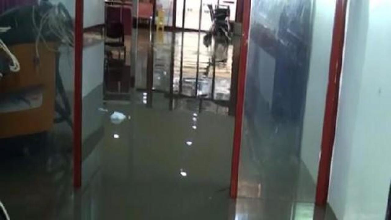 Birecik'te hastaneyi, Siverek'te evleri su bastı