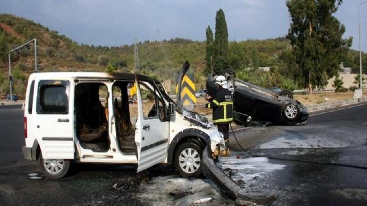 Fethiye'de kaza yapan hafif ticari araç yandı