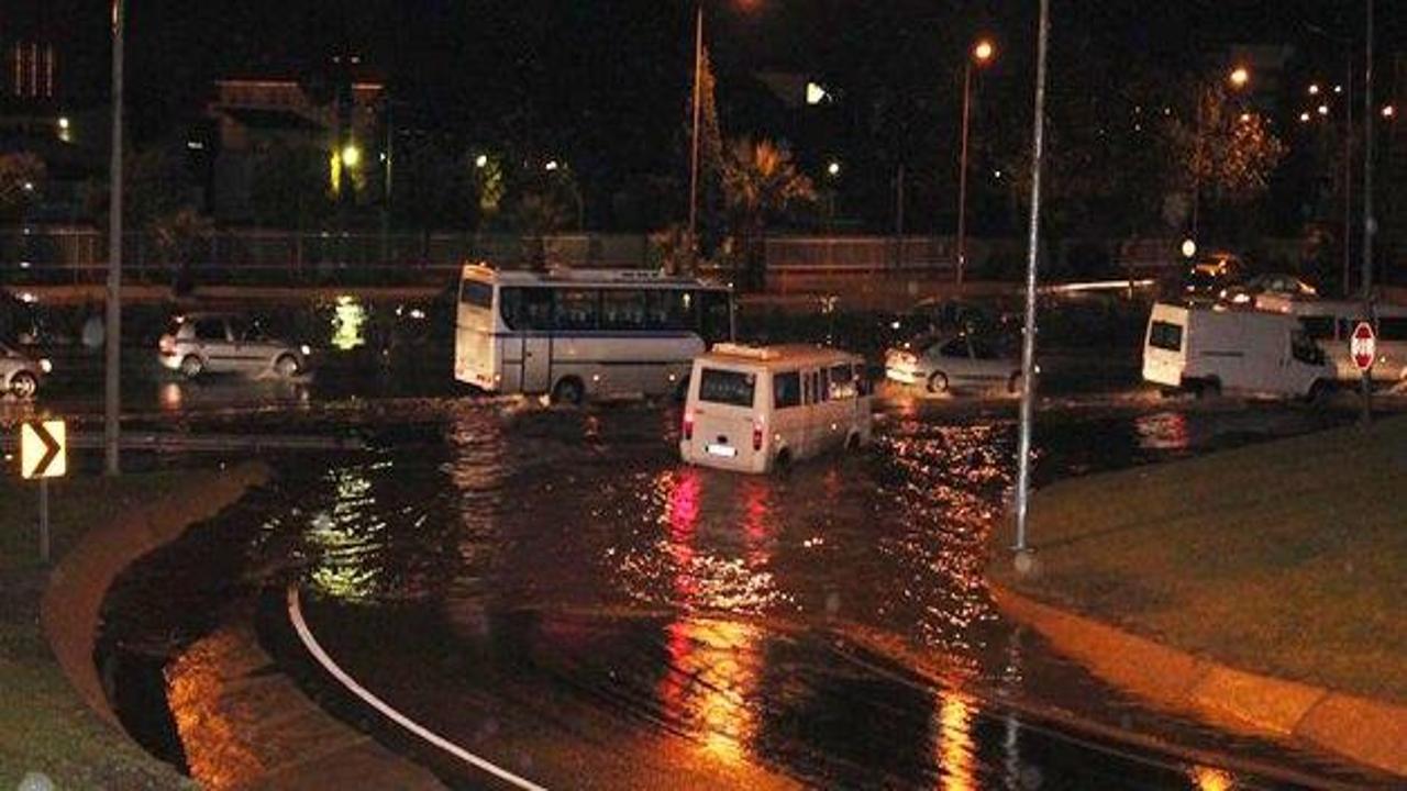 Sağanak yağmur İzmir'de hayatı felç etti