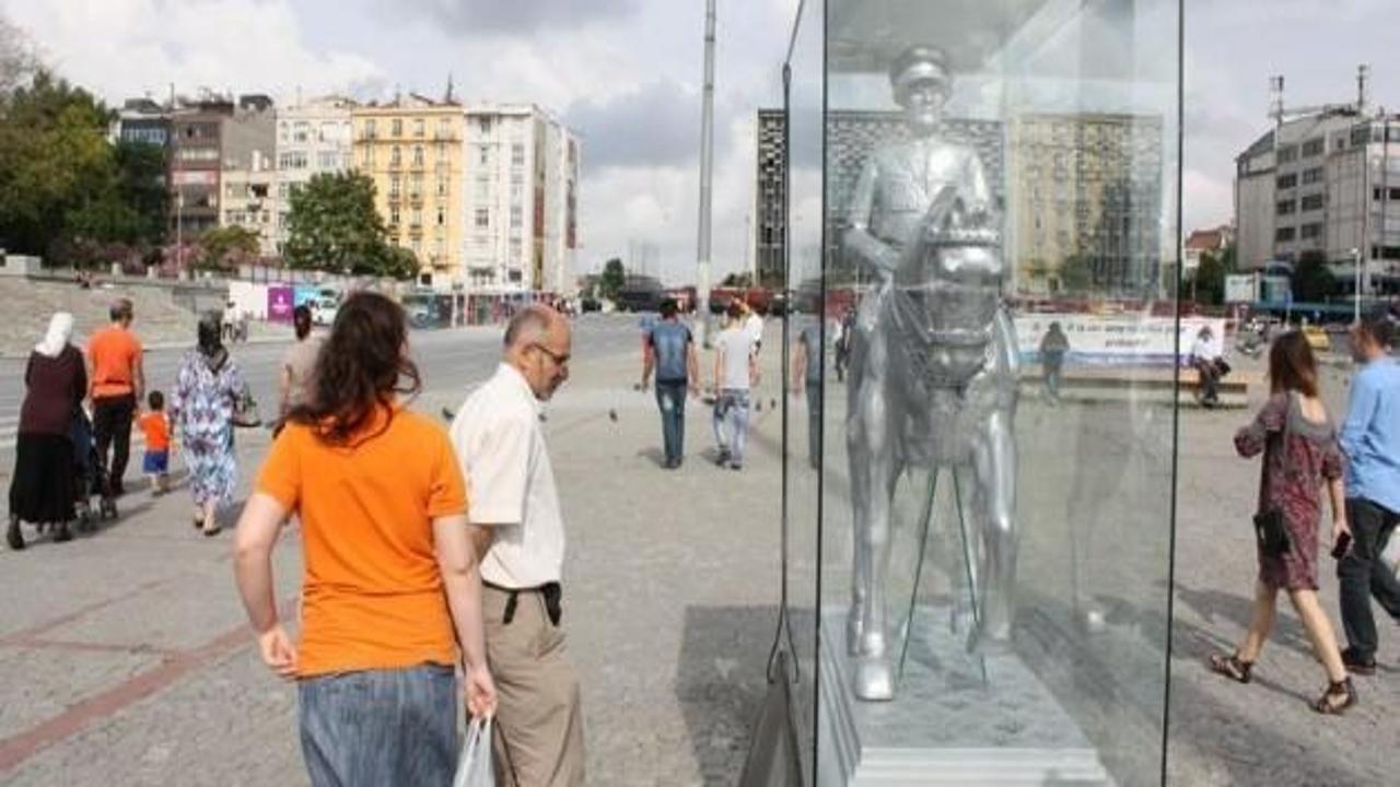 Taksim Meydanı'nda Atatürk heykeli