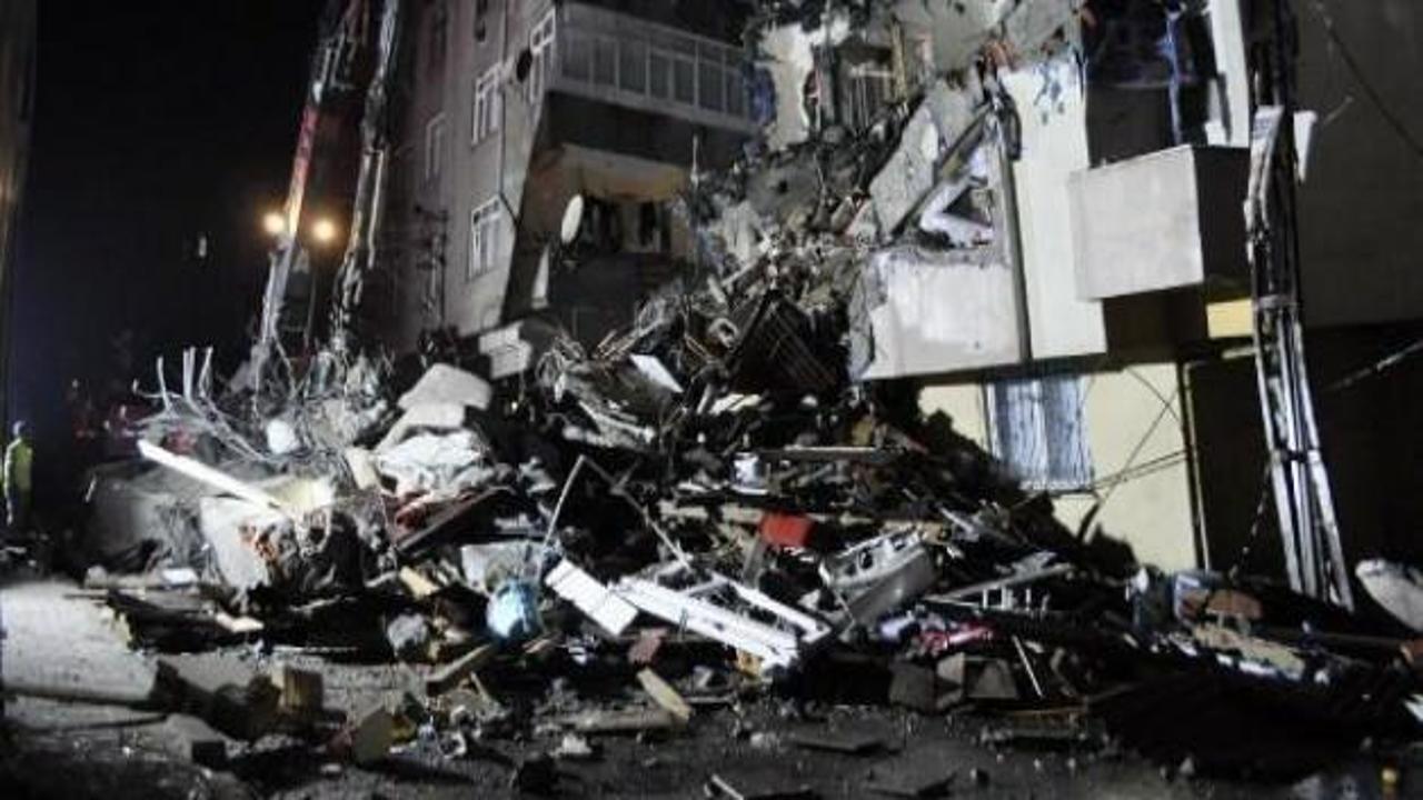 Gaziosmanpaşa'da yan yatan bina yıkıldı