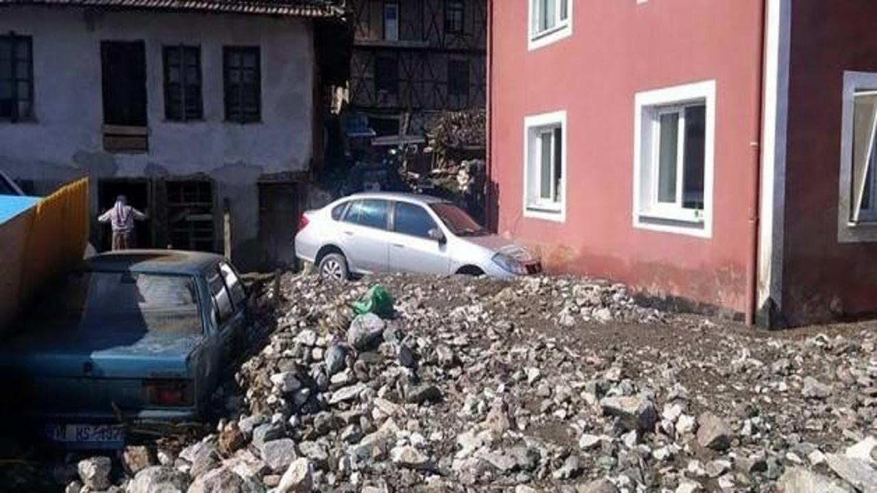 Köyde sel: Araçlar balçığa gömüldü!
