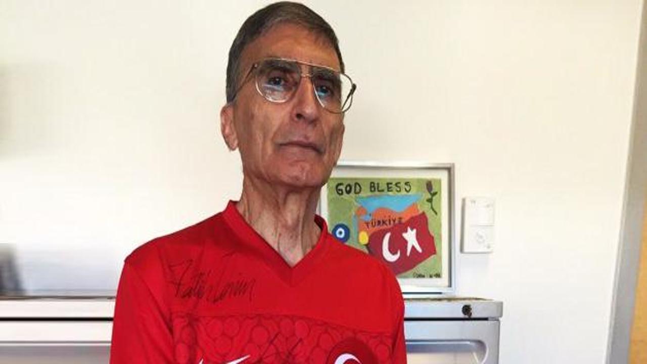 Aziz Sancar imzalı Milli formayla poz verdi!