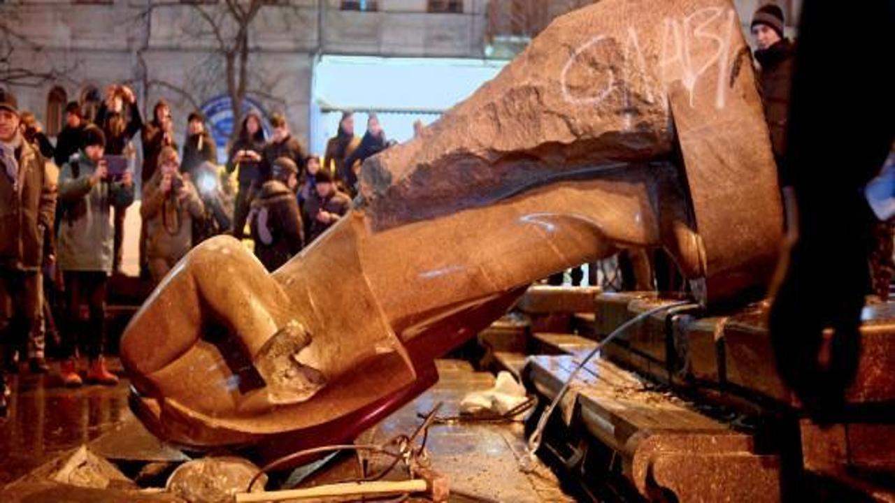 Ukrayna’da 5 Lenin heykeli daha yıkıldı