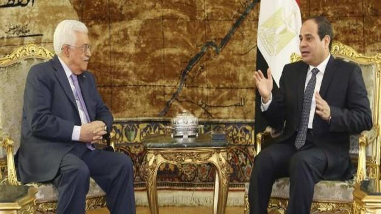 Abbas, Mursi’ye sövdü Sisi’yi övdü!