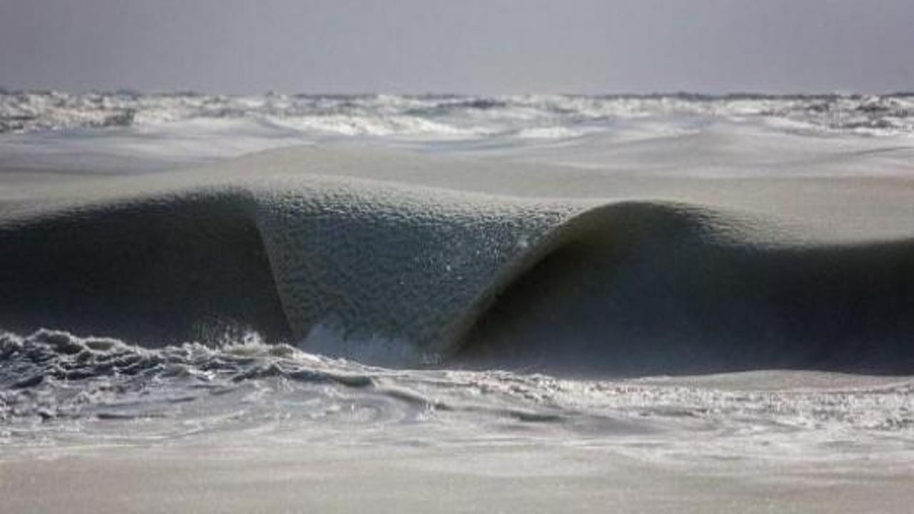 ABD'de dalgalar bile dondu