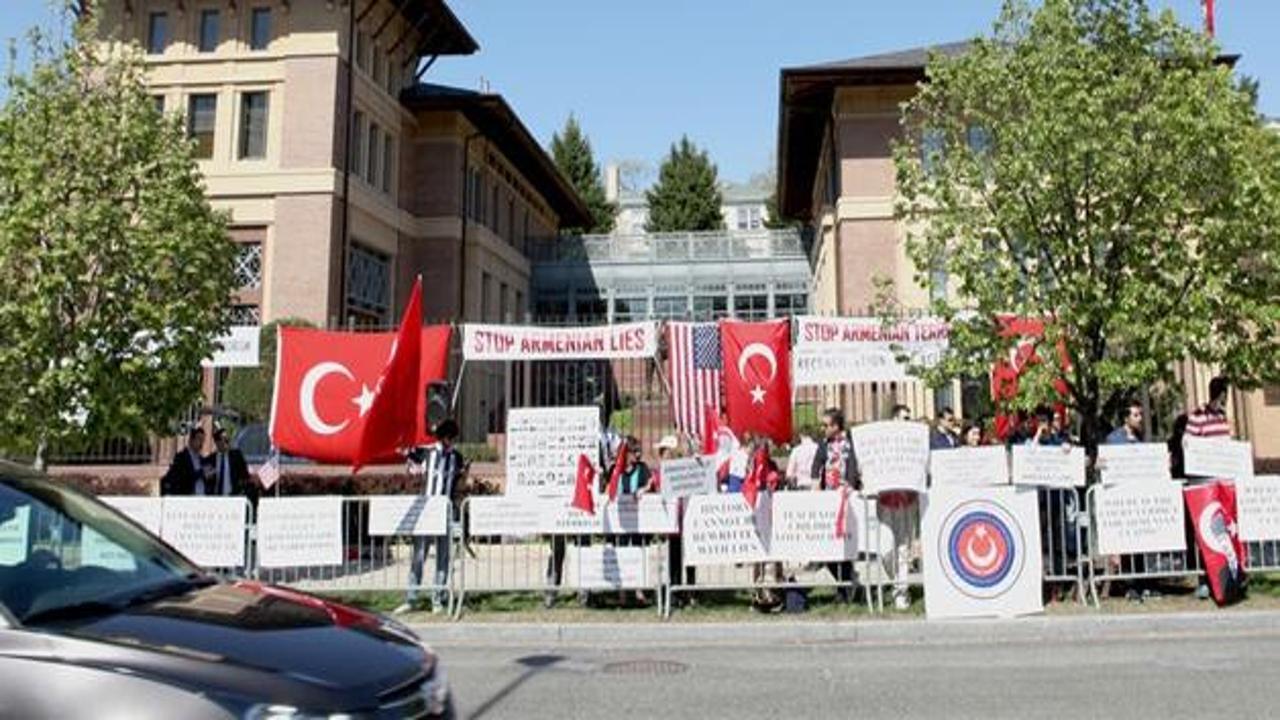 ABD'de elçilik önünde karşılıklı gösteri