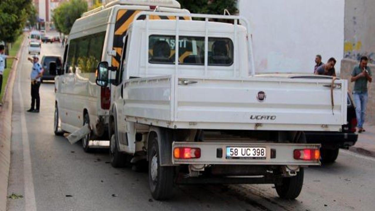 Sivas'ta kamyonet servis minibüsüne çarptı: 8 yaralı
