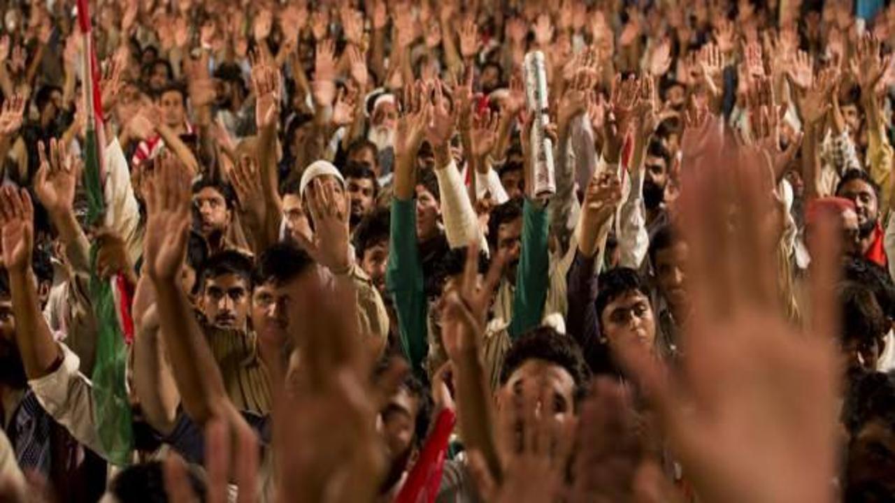 Afganistanlılar Pakistan'ı protesto etti