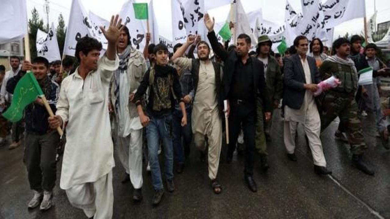 Afganlılar Taliban'a karşı yürüdü