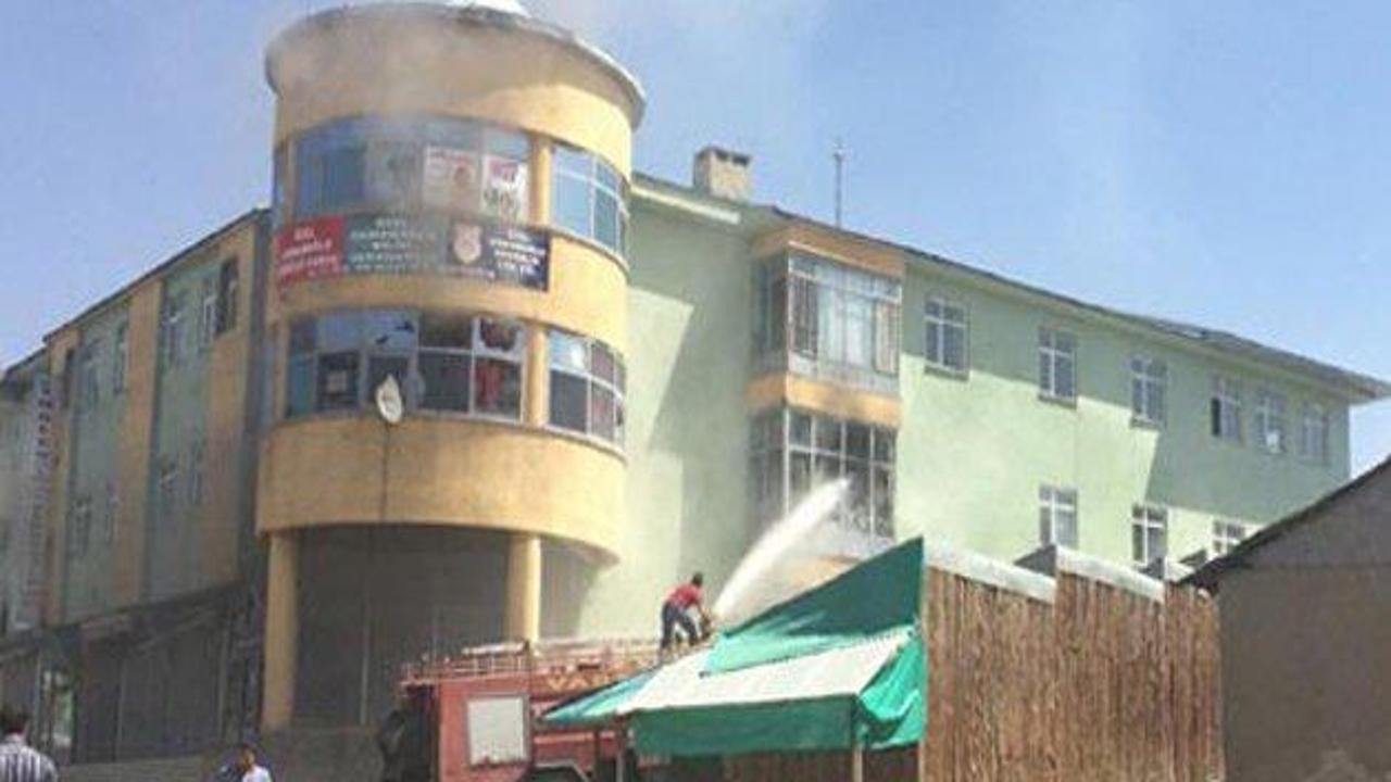 AK Parti ilçe binasını saldırı