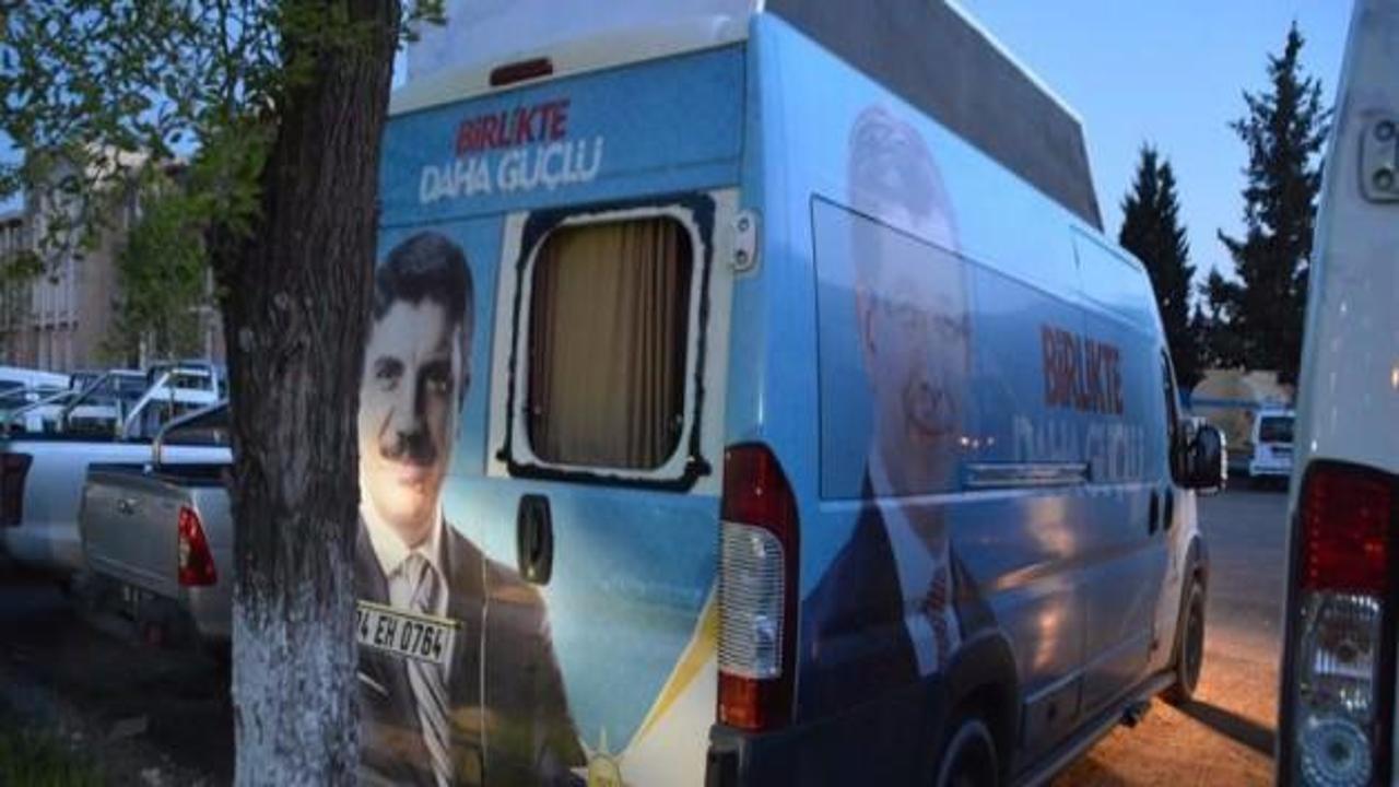 AK Parti'li Aktay'ın seçim minibüsüne saldırı