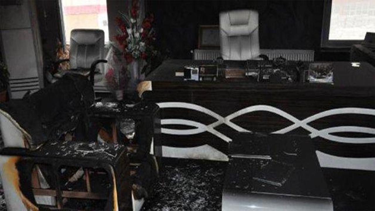 AK Partili Başkan'ın odasını yaktılar
