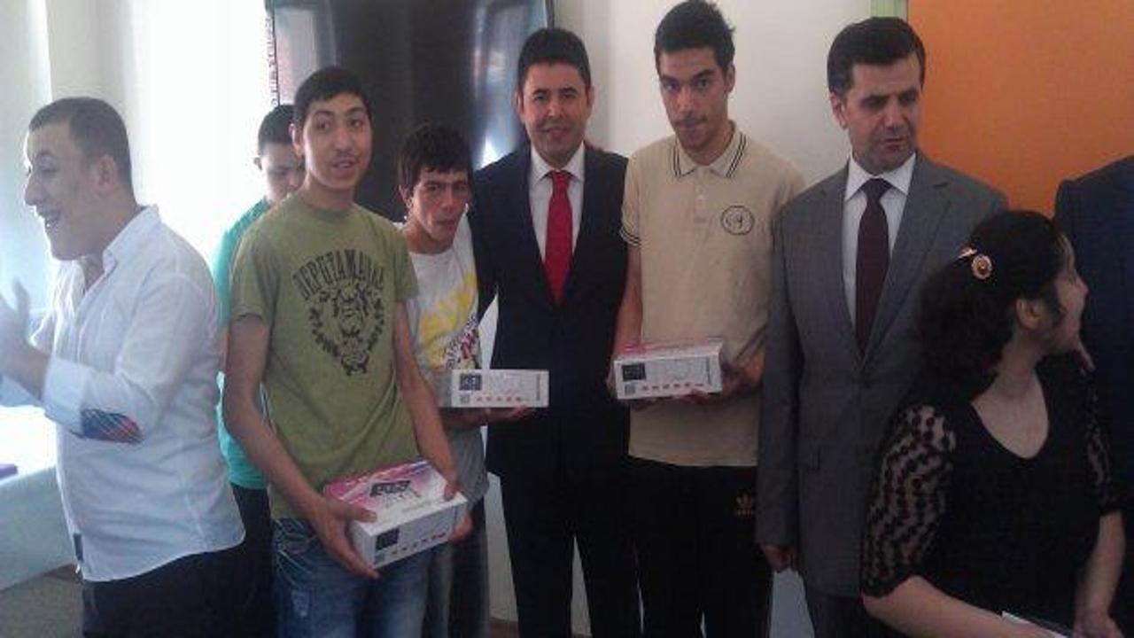 AK Partili Boyraz'dan engellilere anlamlı hediye