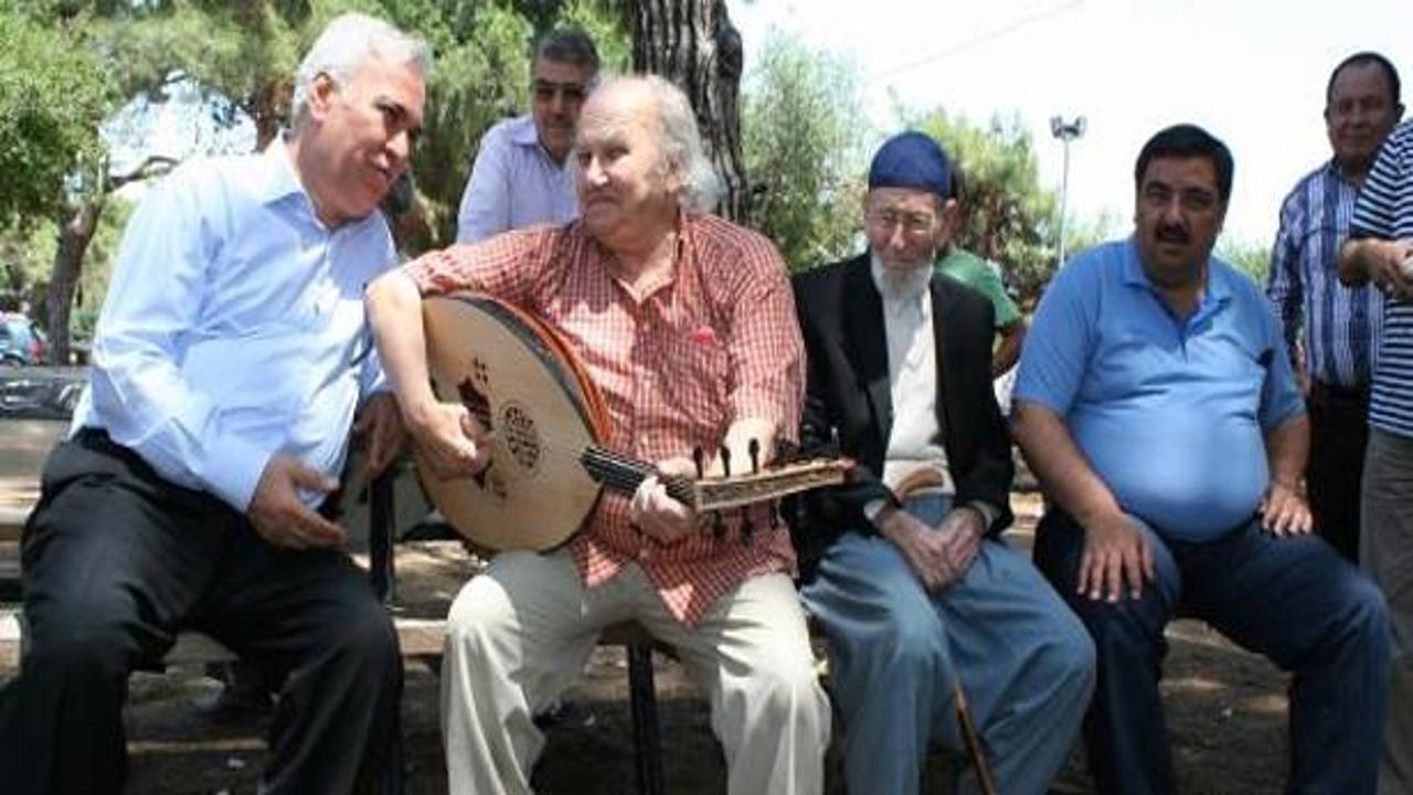AK Partili vekil yaşlılara şarkı söyledi