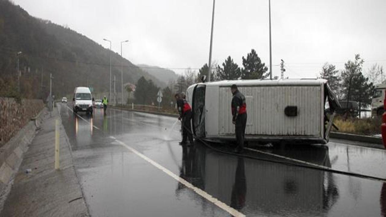 Servis minibüsleri çarpıştı: 1 ölü, 12 yaralı