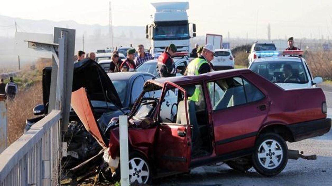 Alaşehir'de 2 otomobil çarpıştı: 1 ölü, 4 yaralı