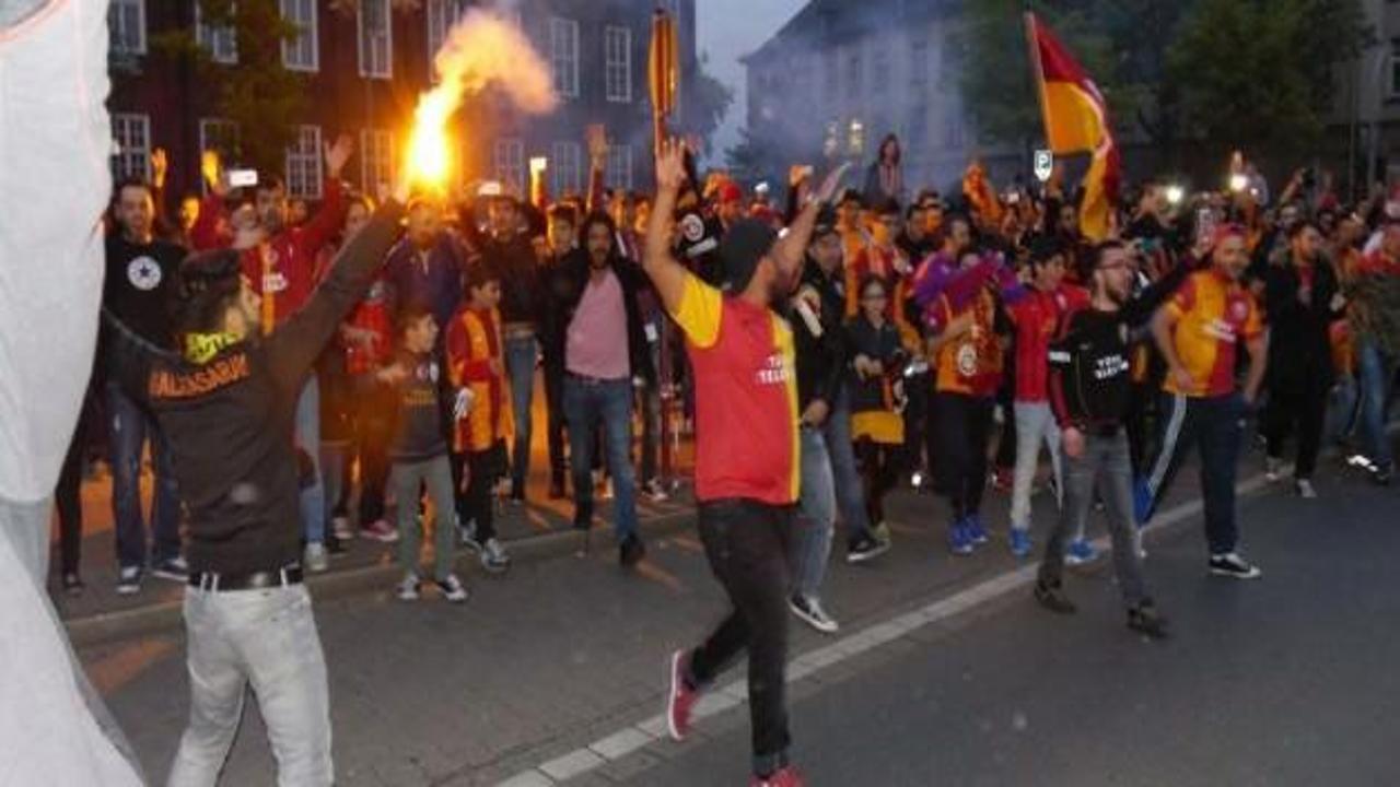 Almanya'daki Galatasaraylılar sokağa döküldü
