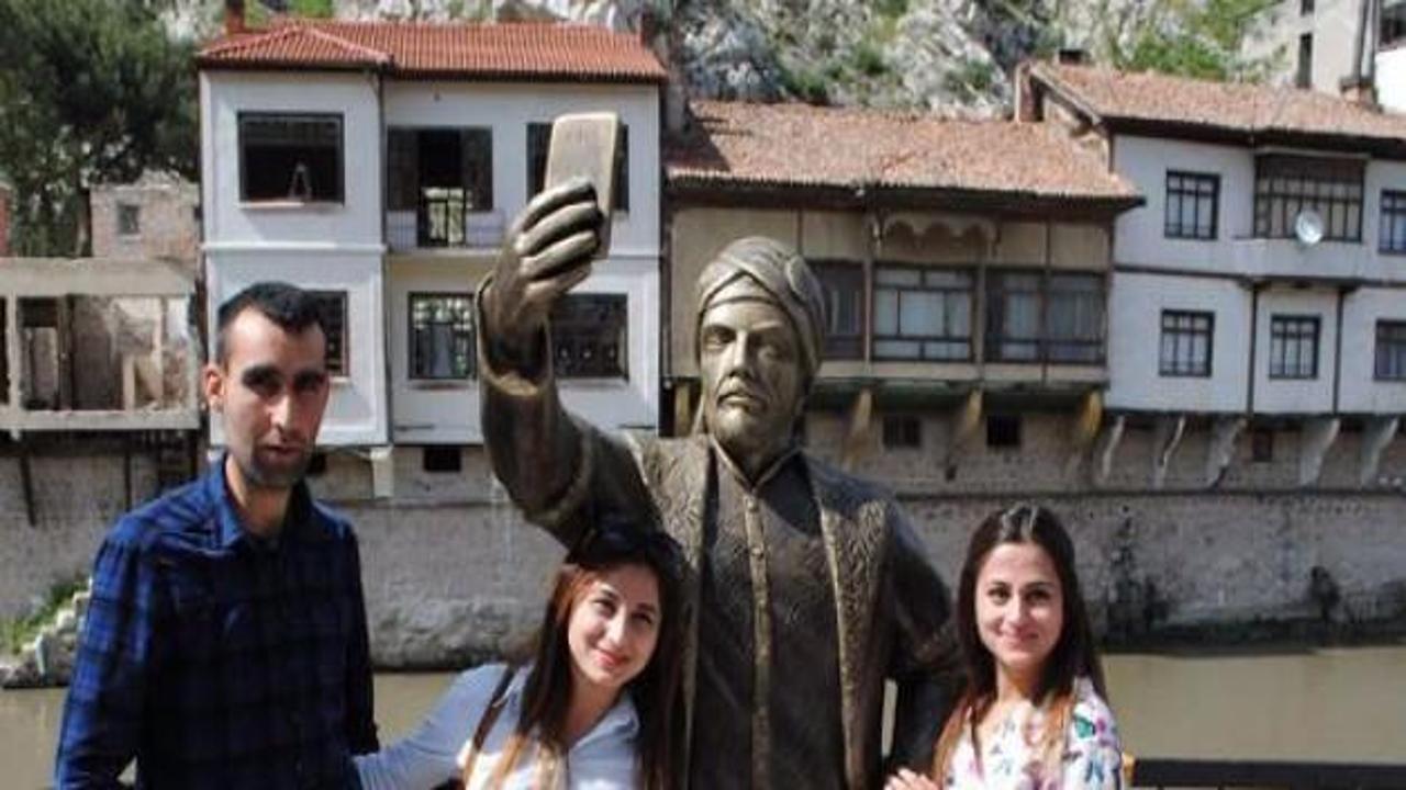 Amasya'ya selfie çeken şehzade heykeli!