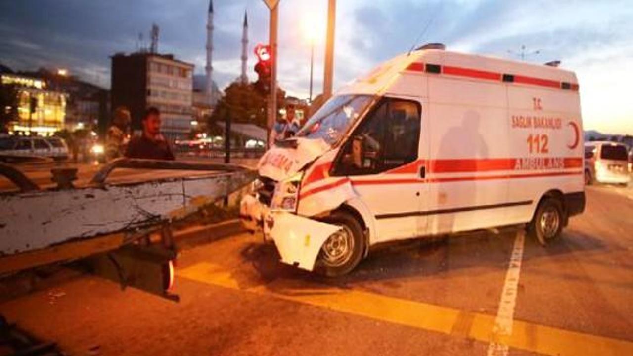 Ambulans ile otomobil çarpıştı: 1 ölü, 3 yaralı