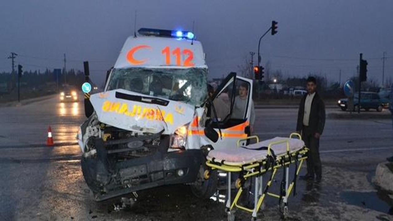 Ambulansla minibüs çarpıştı: 9 yaralı!