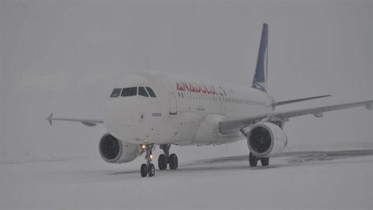 Kar geri döndü, uçak seferleri iptal