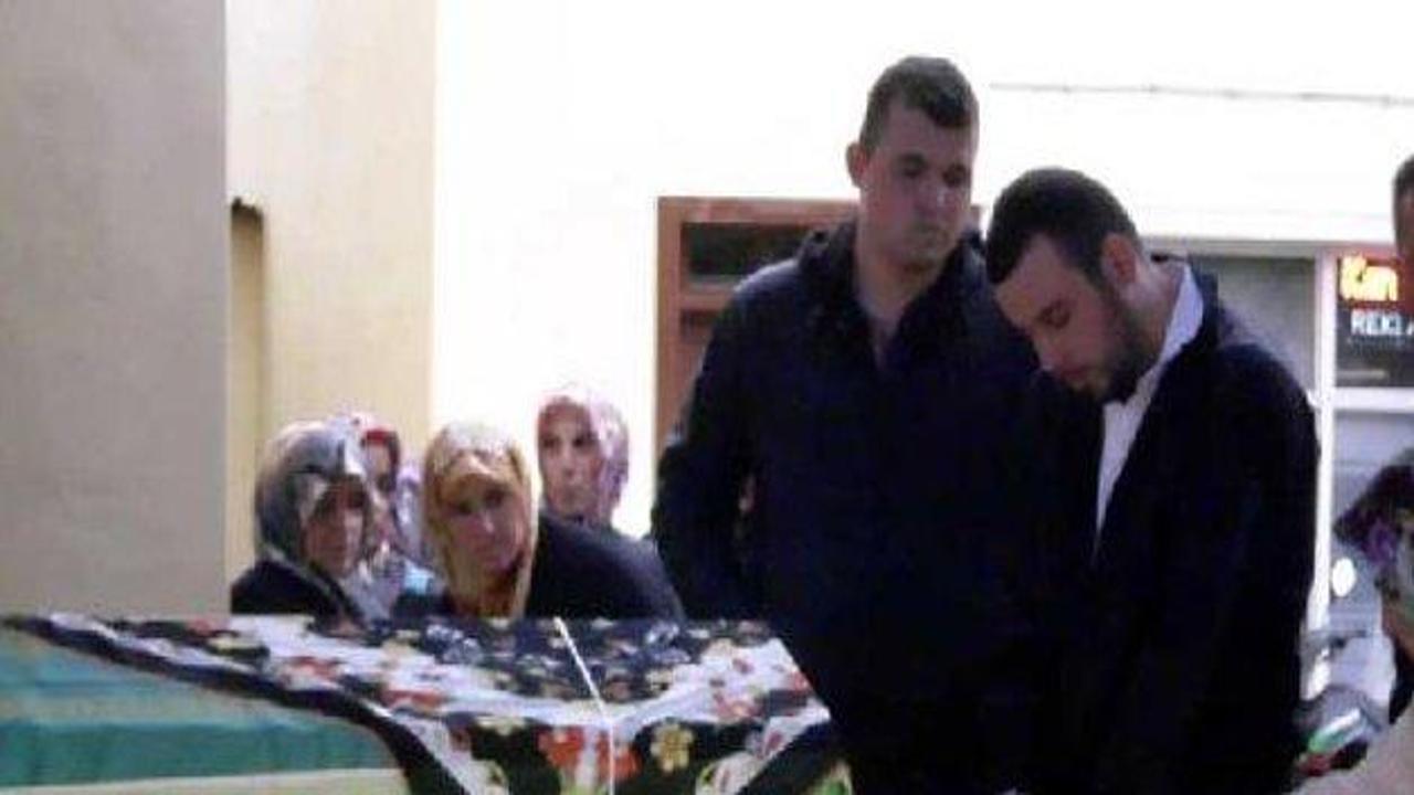 Annesinin cenazesine kelepçeli katıldı