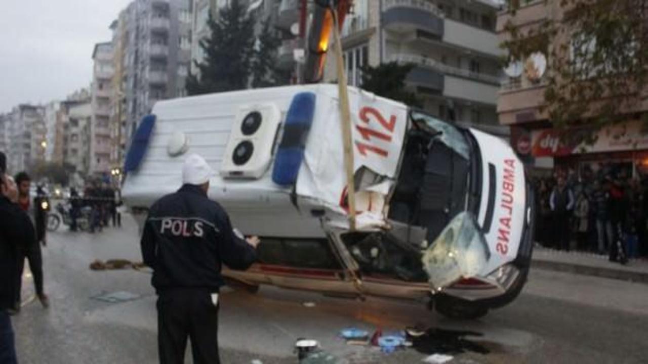 Antakya'da hasta taşıyan ambulans takla attı