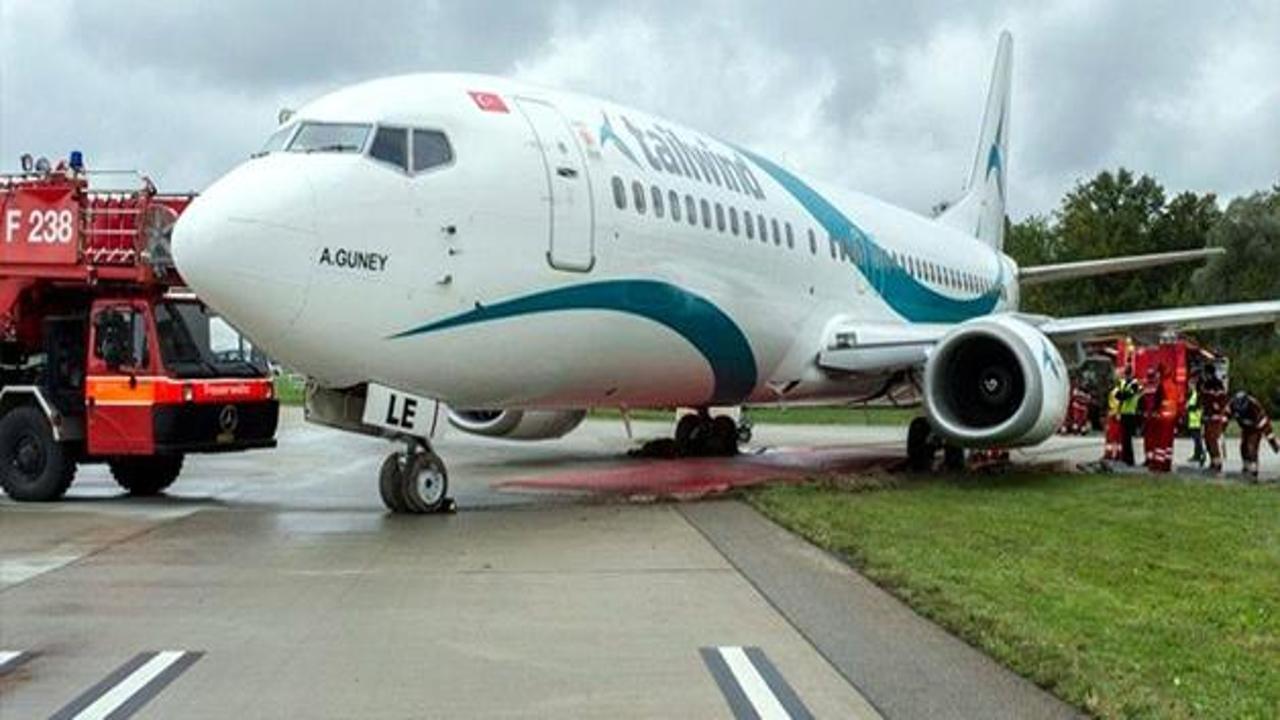 Antalya-Zürih seferi yapan uçak çamura saplandı