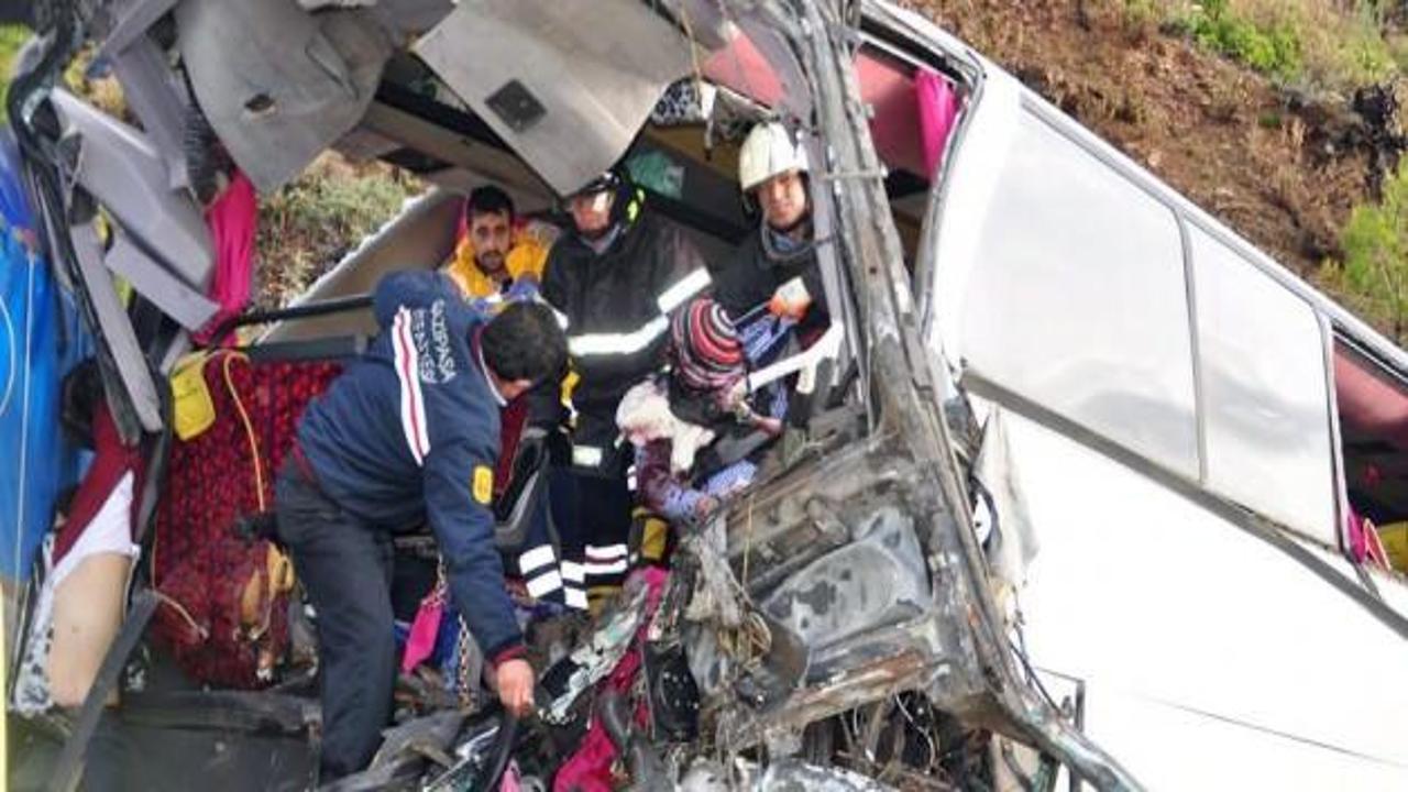 Antalya'da feci kaza: 5 &ouml;l&uuml; 30 yaralı
