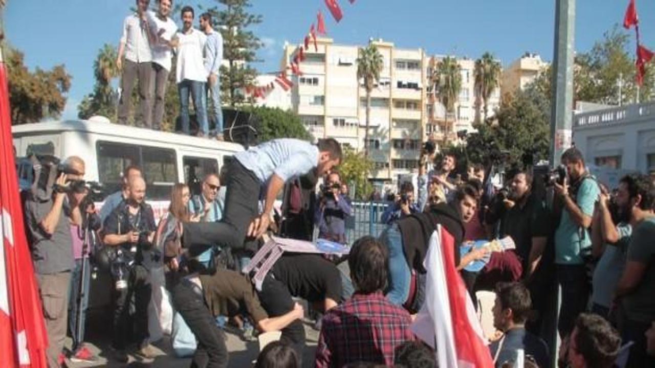Antalya'da polise havai fişekle saldırı!