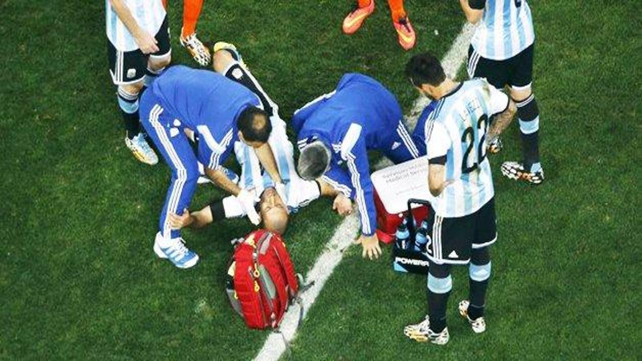 Arjantin - Hollanda maçında tehlikeli an