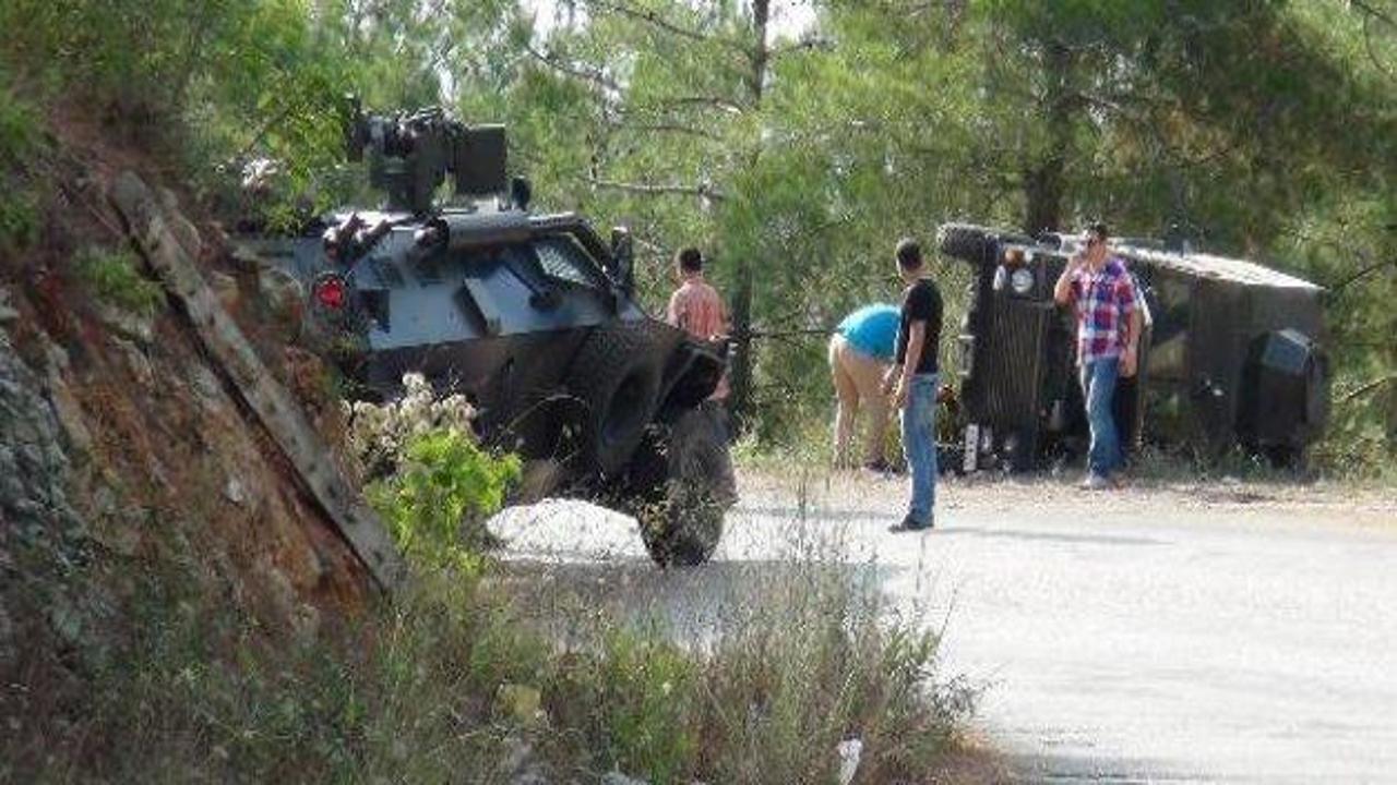 Askeri minibüs devrildi: 12 yaralı