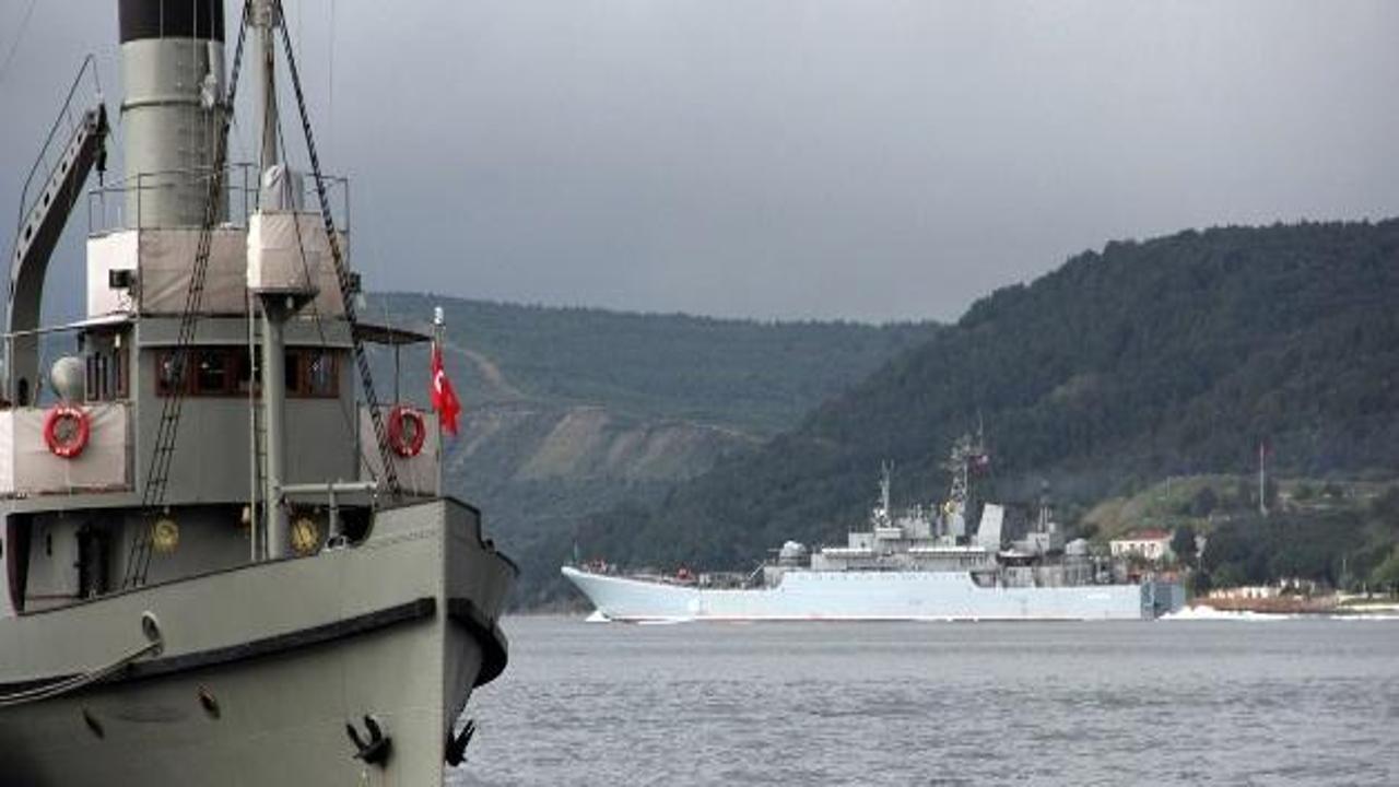 Askeri gemiler Boğaz'dan geçti