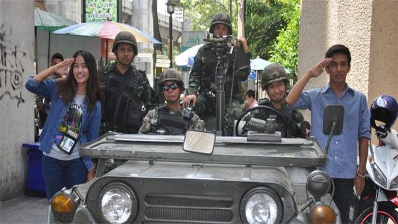 Askerlerle 'sıkıyönetim' hatıra fotoğrafı