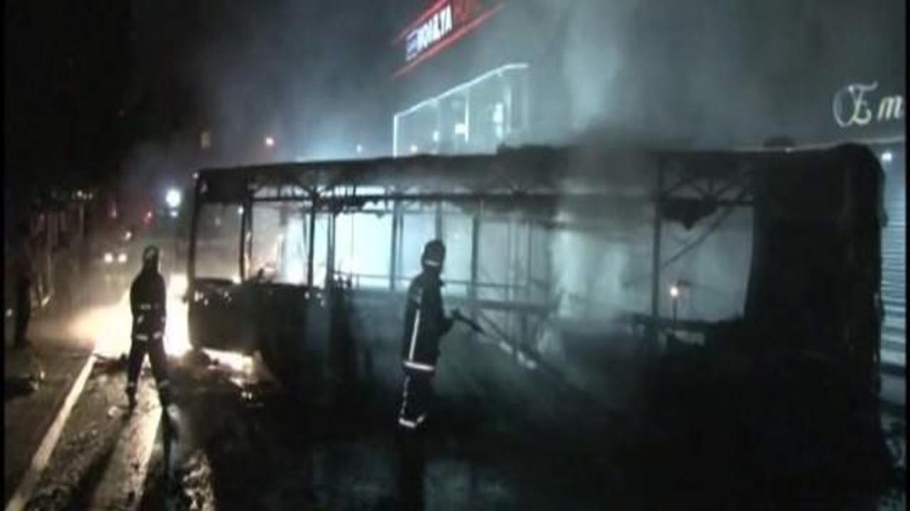 Ataşehir'de teröristler otobüs yaktı