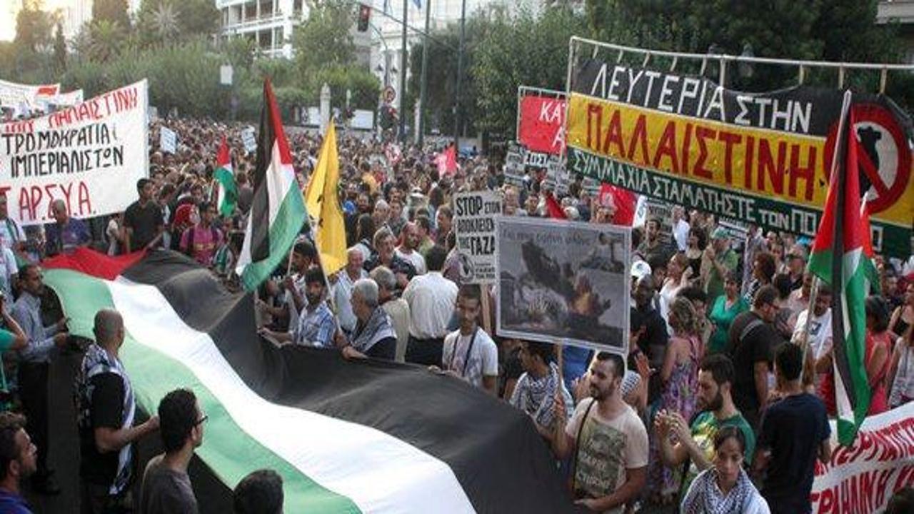 Atina'da "kırmızı boyalı" Gazze protestosu