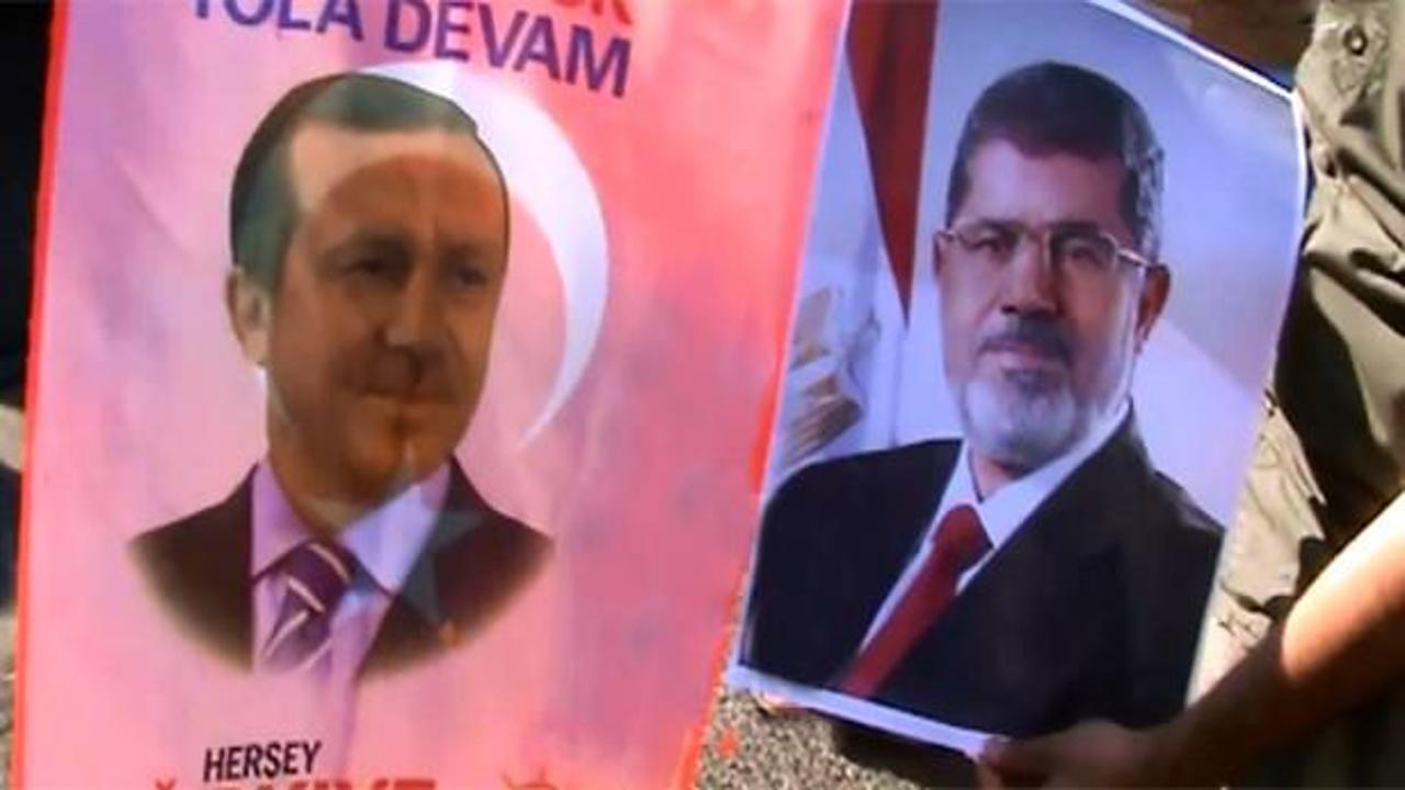 Avusturya'da Mursi-Erdoğan posterleri yan yana